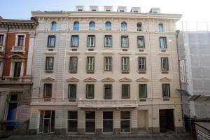 都灵Be Mate Torino Centro的一座白色的大建筑,有很多窗户