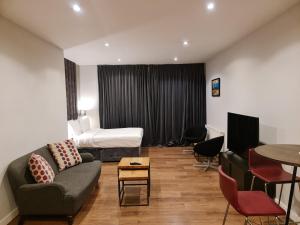 格拉斯哥VCity ApartHotels Glasgow Central的客厅配有沙发和1张床
