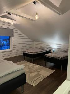 基律纳Big Apartment in central Kiruna 5的客房设有两张床和窗户。