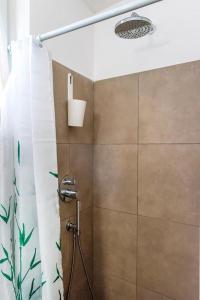 安科纳A23 - Monolocale in Ancona Centro sx的带淋浴和浴帘的浴室