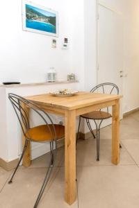安科纳A23 - Monolocale in Ancona Centro sx的一张木桌和两张椅子