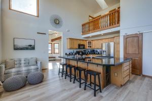弗拉格斯塔夫Spacious Flagstaff Home with Private Hot Tub and Deck!的厨房设有带凳子和沙发的酒吧