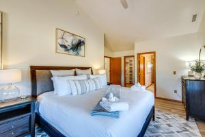 弗拉格斯塔夫Spacious Flagstaff Home with Private Hot Tub and Deck!的一间卧室配有一张大床和毛巾