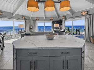 因莱特海滩Nifty Shades Of Gray Home的厨房和客厅,享有海景