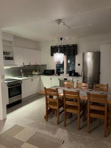 基律纳Big Apartment in central Kiruna 5的厨房配有大型木桌和椅子