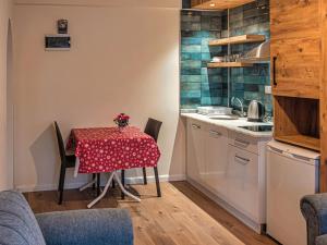 阿拉尼亚Bella Rose Apart Hotel, Renovated in 2023!的小厨房配有带桌布的桌子