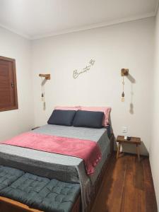 圣米格尔-杜戈斯托苏Pousada Bonita do Gostoso的一间卧室配有一张带红色和灰色毯子的床