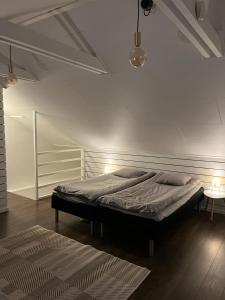 基律纳Big Apartment in central Kiruna 5的卧室内的一张床位,配有两个枕头