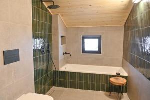 班斯科Marand Boutique Apartments的带浴缸、卫生间和盥洗盆的浴室