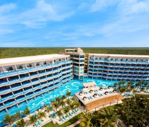 艾库玛尔El Dorado Seaside Suites Catamarán, Cenote & More Inclusive的享有宏伟凯曼赌场度假村的空中景致