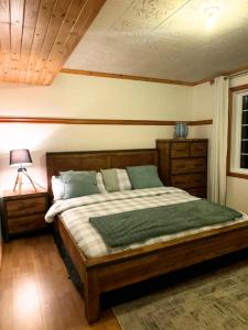 苏必利尔湖Super Private property. Relaxing five bedroom的一间卧室配有一张带绿色枕头的大床