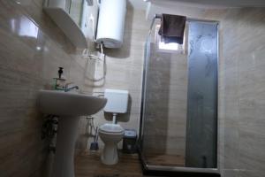 BogëVilla Giti的带淋浴、卫生间和盥洗盆的浴室