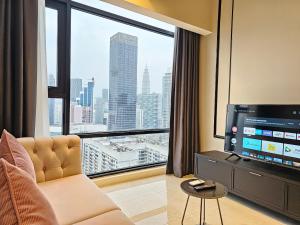 吉隆坡The Axon Residence Bukit Bintang的一间带电视和大窗户的客厅