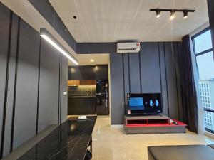 吉隆坡The Axon Residence Bukit Bintang的带电视的客厅和厨房