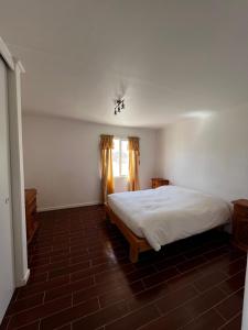 皮卡Hospedaje la Florentina的卧室配有白色的床和窗户。