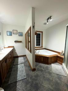 苏必利尔湖Super Private property. Relaxing five bedroom的带浴缸和盥洗盆的大浴室