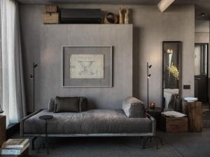 雅典Monastik Living in Athina的客厅配有靠墙的沙发