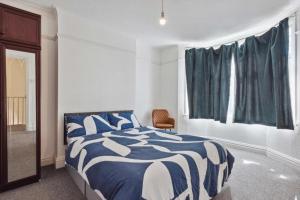 莱尼斯公园Cozy Stay Rooms的卧室配有蓝色和白色的床和窗户。