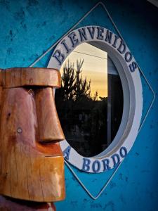 阿尔加罗沃Cabaña Bienvenidos a Bordo的镜子,在存储窗口中反射一个符号
