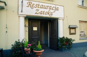 比得哥什''Zatoka"的大楼前带植物盆的餐厅入口