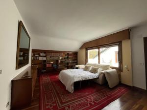 UrdulizFidalsa Relax Inn的一间卧室设有一张大床和一个大窗户