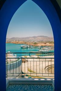 亚喀巴Cloud 7 Residences Ayla Aqaba的从带船只的码头的窗户欣赏美景