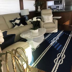 洛杉矶Luxury Afloat Yacht Paradise 3 bedrooms 3bath 5 beds with full Marina view的客厅配有沙发和桌子