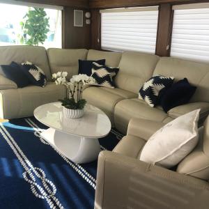 洛杉矶Luxury Afloat Yacht Paradise 3 bedrooms 3bath 5 beds with full Marina view的客厅配有沙发和带枕头的桌子