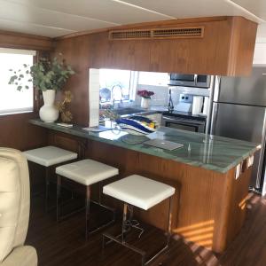 洛杉矶Luxury Afloat Yacht Paradise 3 bedrooms 3bath 5 beds with full Marina view的厨房里配有柜台和凳子