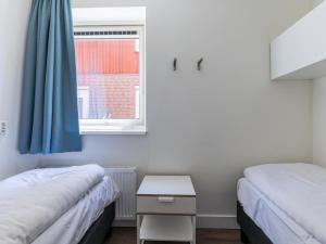 厄伊特海斯特Assum Great的小型客房 - 带2张床和窗户