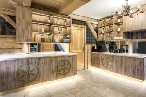 考斯赛力克基沃恩特姆旅馆的一个带木制橱柜和厨房岛的厨房
