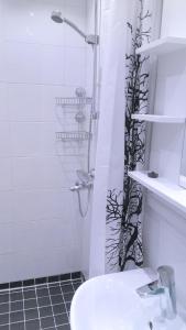 BillnäsMetsäniityn Tuvat的带淋浴、水槽和卫生间的浴室