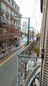 布宜诺斯艾利斯Dante y compañia的阳台享有城市街道的景致。