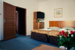比得哥什''Zatoka"的酒店客房,配有床和电视