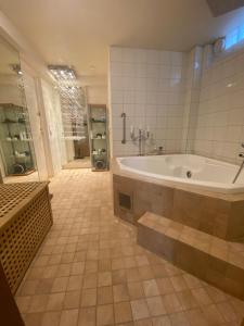泰比Stockholm-Arlanda privat rum i rymlig villa gratis wifi 1Gb fiber parkering Room1的大型浴室设有浴缸和淋浴。