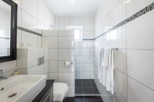 威廉斯塔德Palm Crest的白色的浴室设有水槽和卫生间。