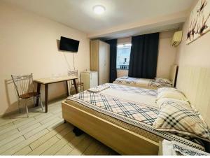 地拉那Urban Life Tirana- Economy Rooms的一间卧室配有一张床、一张桌子和一张书桌