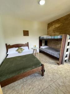 圣安娜杜里亚舒HOSTEL DA LAPINHA的一间卧室配有床和双层床。