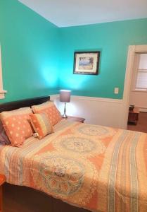 扬克斯King Bed, Private Entrance, Gym, and free water!的一间卧室配有一张蓝色墙壁的床