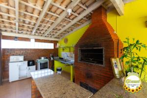 沙帕达-杜斯吉马朗伊斯Pousada Girassol的一间厨房,里面配有砖炉