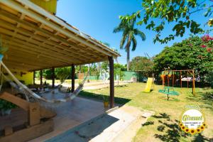 沙帕达-杜斯吉马朗伊斯Pousada Girassol的一个带吊床的游乐区和游乐场