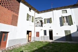 Ozzano MonferratoCASA LETIZIA的享有白色建筑的外部景致,设有绿色百叶窗