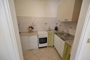 Ozzano MonferratoCASA LETIZIA的小厨房配有白色橱柜和水槽