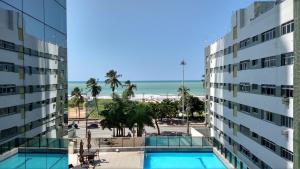 累西腓Boa Viagem 420 Apart Hotel的从大楼的阳台上可欣赏到海滩景色