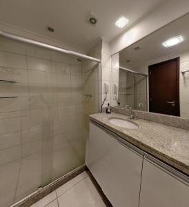 累西腓Boa Viagem 420 Apart Hotel的一间带水槽和镜子的浴室