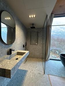 BogëNorth Alpine Villas的一间带大镜子和盥洗盆的浴室