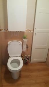 马德里apartamento noviembre的一间带白色卫生间和门的浴室