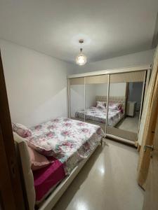 ManūbahMolk的一间卧室配有一张床和镜子