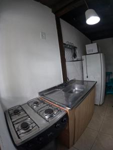 瓜尔达恩巴Morada da Xica的厨房配有炉灶和水槽