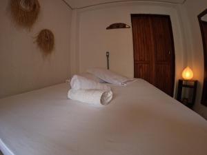 瓜尔达恩巴Morada da Xica的卧室内的白色床和毛巾